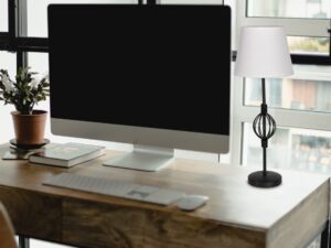 Miniaturka 1 - Lampa stołowa Peromia z białym abażurem na biurku obok monitora przy oknie