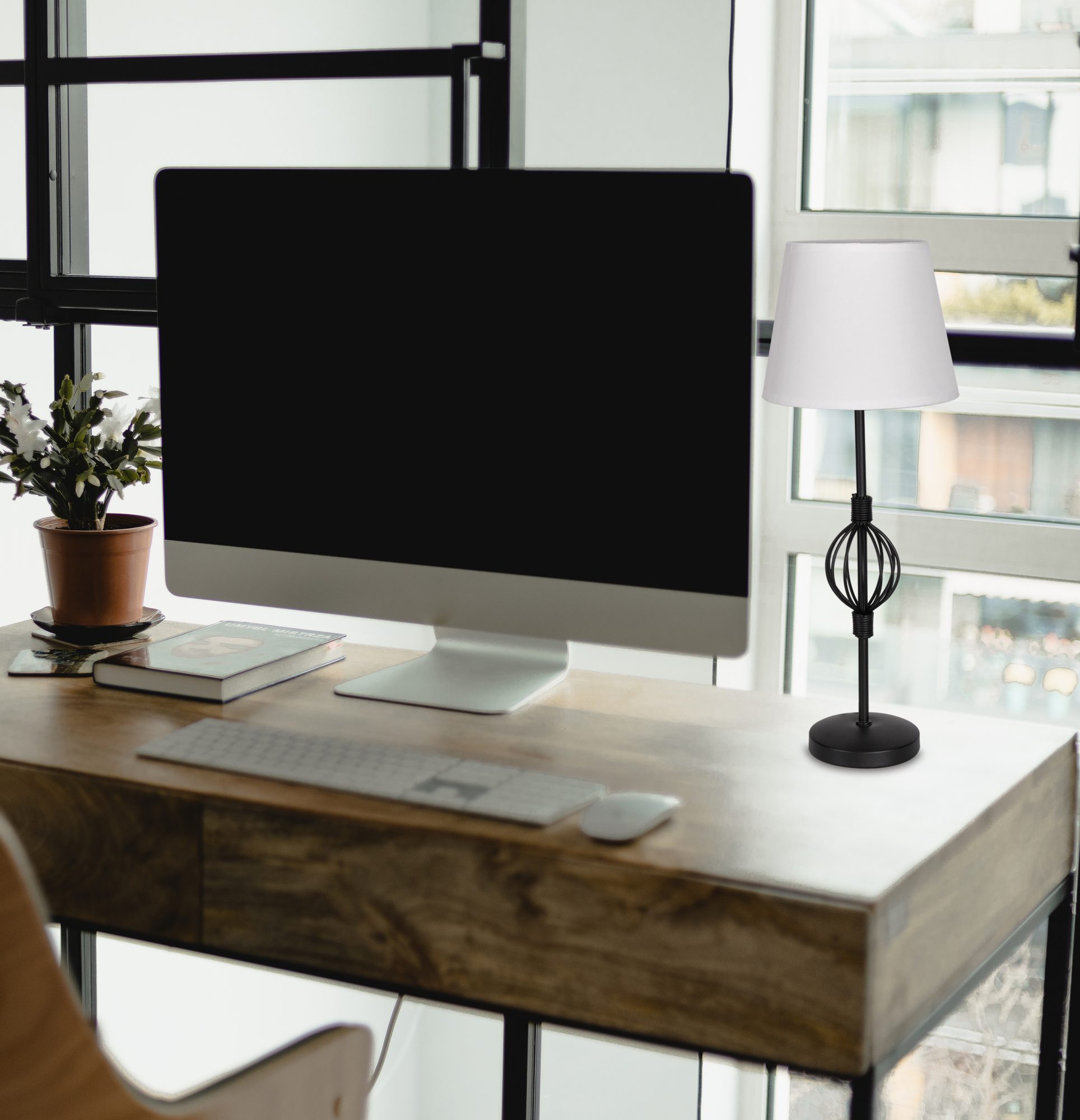Lampa stołowa Peromia z białym abażurem na biurku obok monitora przy oknie
