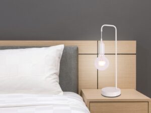 Miniaturka 5 - Biała lampa Revetena na szafce nocnej w sypialni