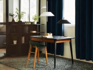 Miniaturka 1 - Lampa stołowa SAKOSI ST czarna w aranżacji biurka
