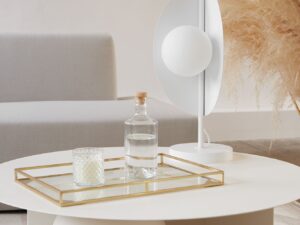 Miniaturka 3 - Biała lampa stołowa SALLO ST na stoliku w jasnym salonie
