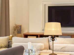 Miniaturka 2 - Lampa stołowa Savodia patyna na stoliku w salonie – drugi kadr