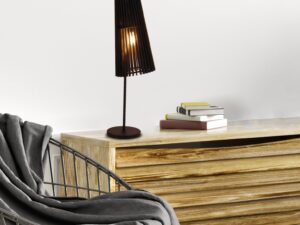 Miniaturka 1 - Lampa stołowa Selatino w czarnym kolorze pokazana we wnętrzu