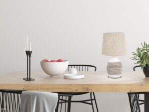 Miniaturka 2 - Lampa stołowa Serolina beżowa na drewnianym stole w jadalni