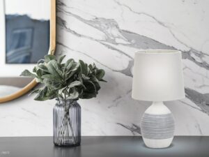 Miniaturka 3 - Lampa stołowa Serolina szara na konsoli przy marmurowej ścianie