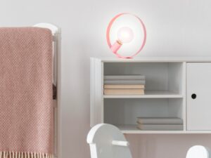 Miniaturka 3 - Różowa lampa stołowa Toralona ustawiona we wnętrzu