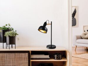Miniaturka 1 - Czarna lampa stołowa Toronela na drewnianej komodzie w salonie