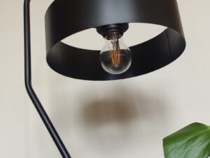 Miniaturka 3 - Zbliżenie czarnego metalowego klosza lampy Vasco z widoczną żarówką E27