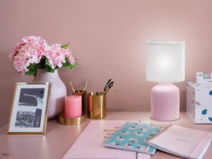 Miniaturka 16 - Różowa lampa stołowa Velisio w aranżacji wnętrza