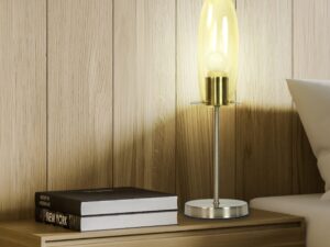 Miniaturka 1 - Lampa stołowa Venedo na drewnianym stoliku nocnym przy łóżku