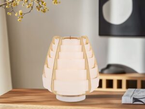 Miniaturka 2 - Beżowa lampa Venosia na drewnianej komodzie w jasnym salonie