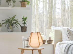 Miniaturka 1 - Lampa stołowa Venosia na stoliku nocnym w jasnej sypialni z roślinami