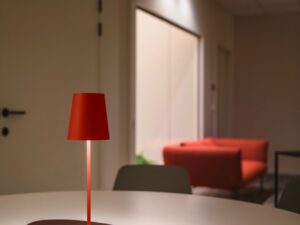 Miniaturka 14 - Aranżacja z lampą Vinolina Two w kolorze czerwona