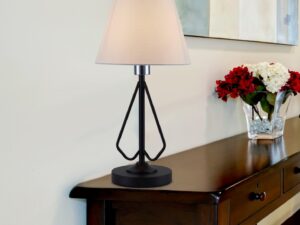 Miniaturka 1 - Lampa stołowa Voloreta z białym abażurem ustawiona w aranżacji wnętrza
