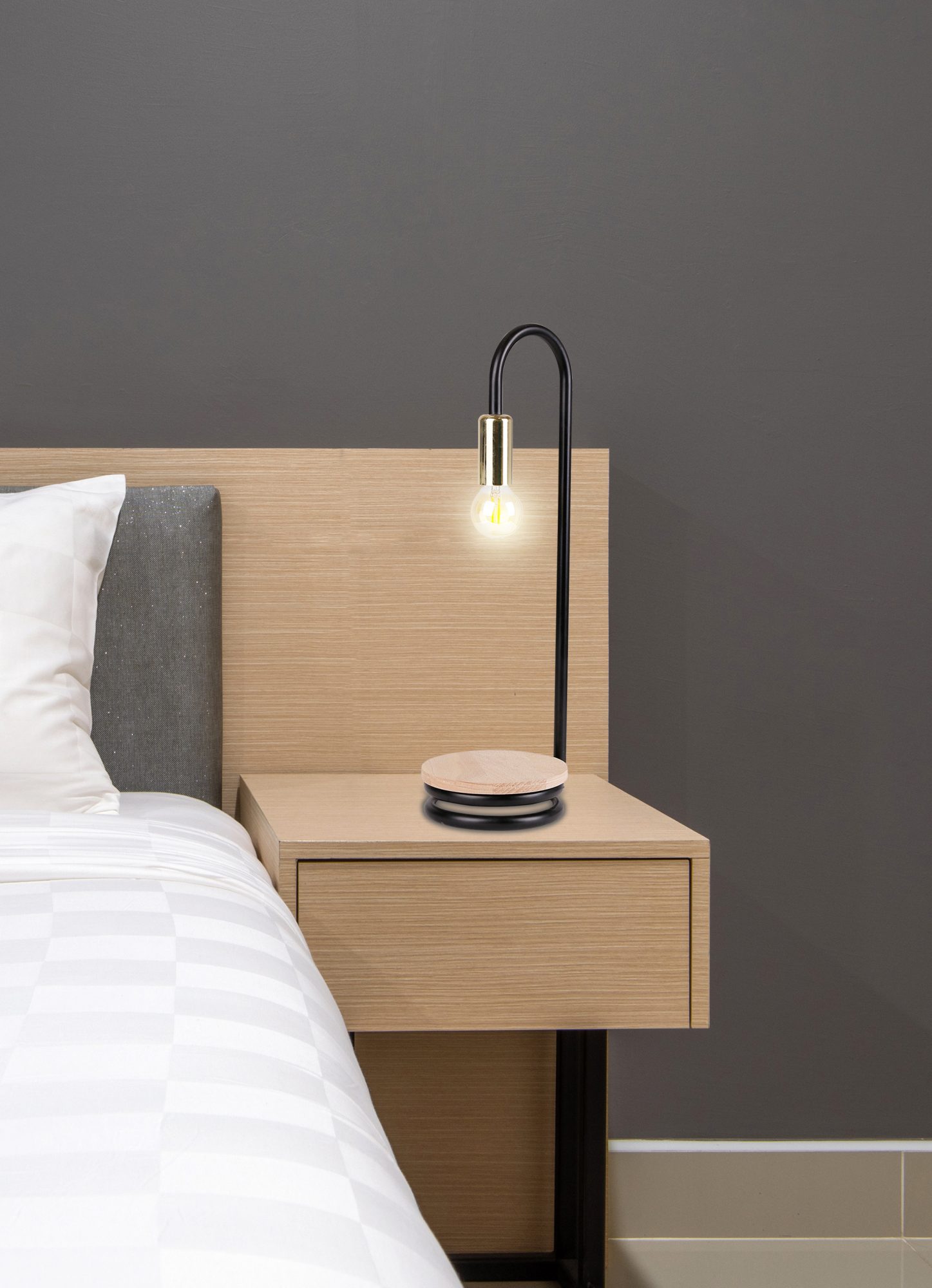 Lampa stołowa Zelivira na szafce nocnej w sypialni, czarny łuk i złota oprawka