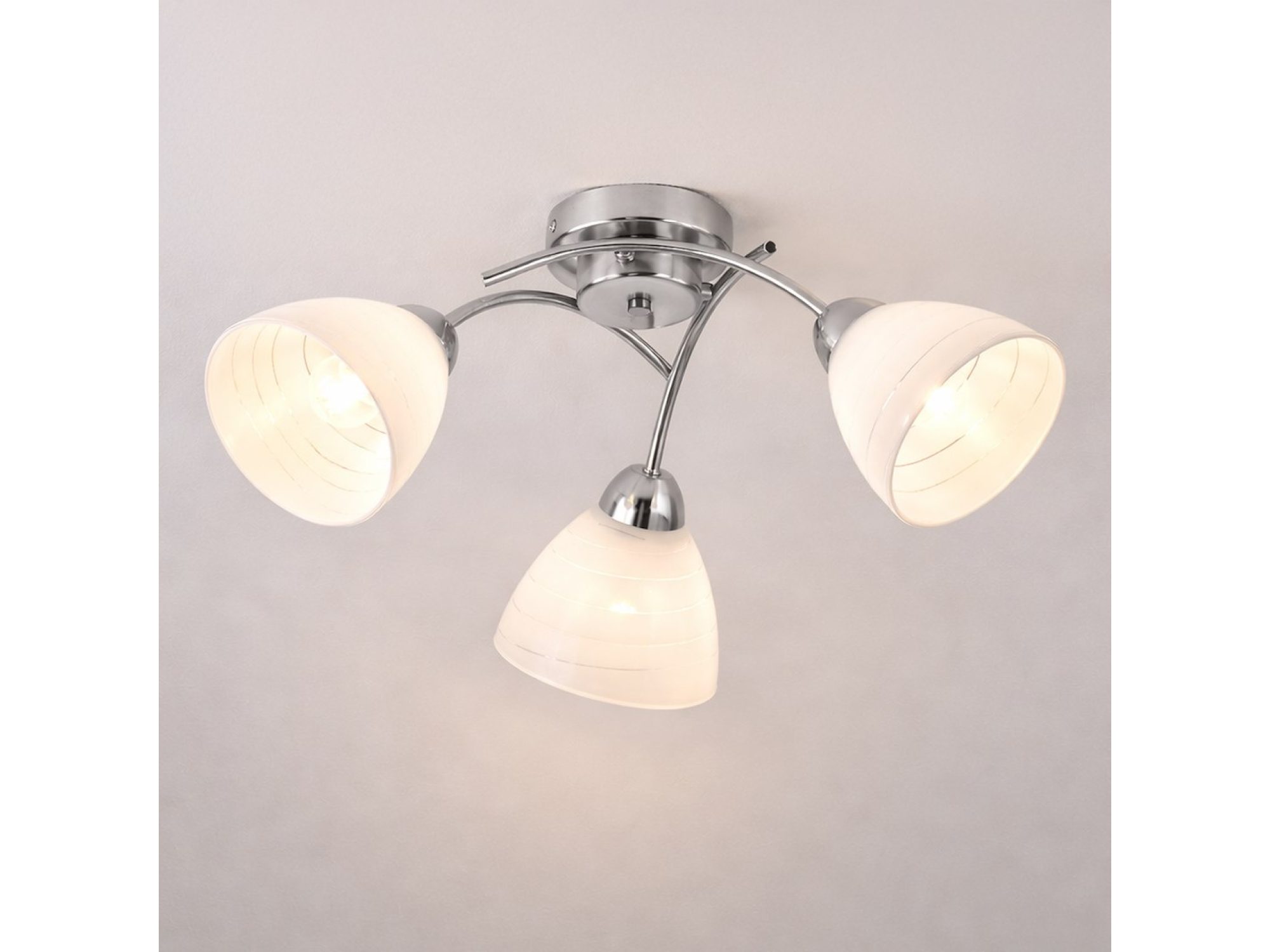 Chromowana lampa Alevena trzypunktowa z oświetlonymi kloszami