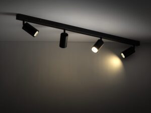 Miniaturka 1 - Lampa sufitowa Amis z czterema czarnymi reflektorami w aranżacji pomieszczenia