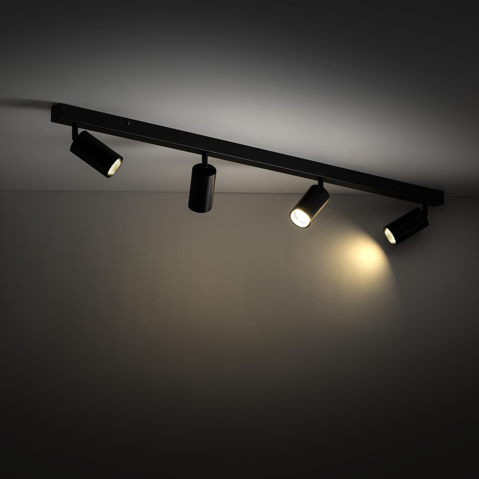 Lampa sufitowa Amis z czterema czarnymi reflektorami w aranżacji pomieszczenia