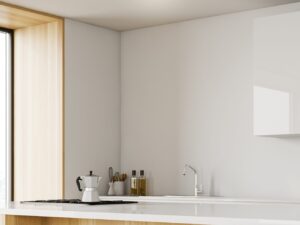 Miniaturka 1 - Aranżacja jasnej kuchni z lampą sufitową Balitena o trzech kloszach