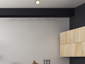Miniaturka 1 - Spiralna lampa LED Belona zamontowana w kuchni z jasnym drewnem