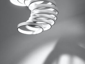 Miniaturka 2 - Detal białej lampy sufitowej GU10 z odchylonym spiralnym elementem świetlnym