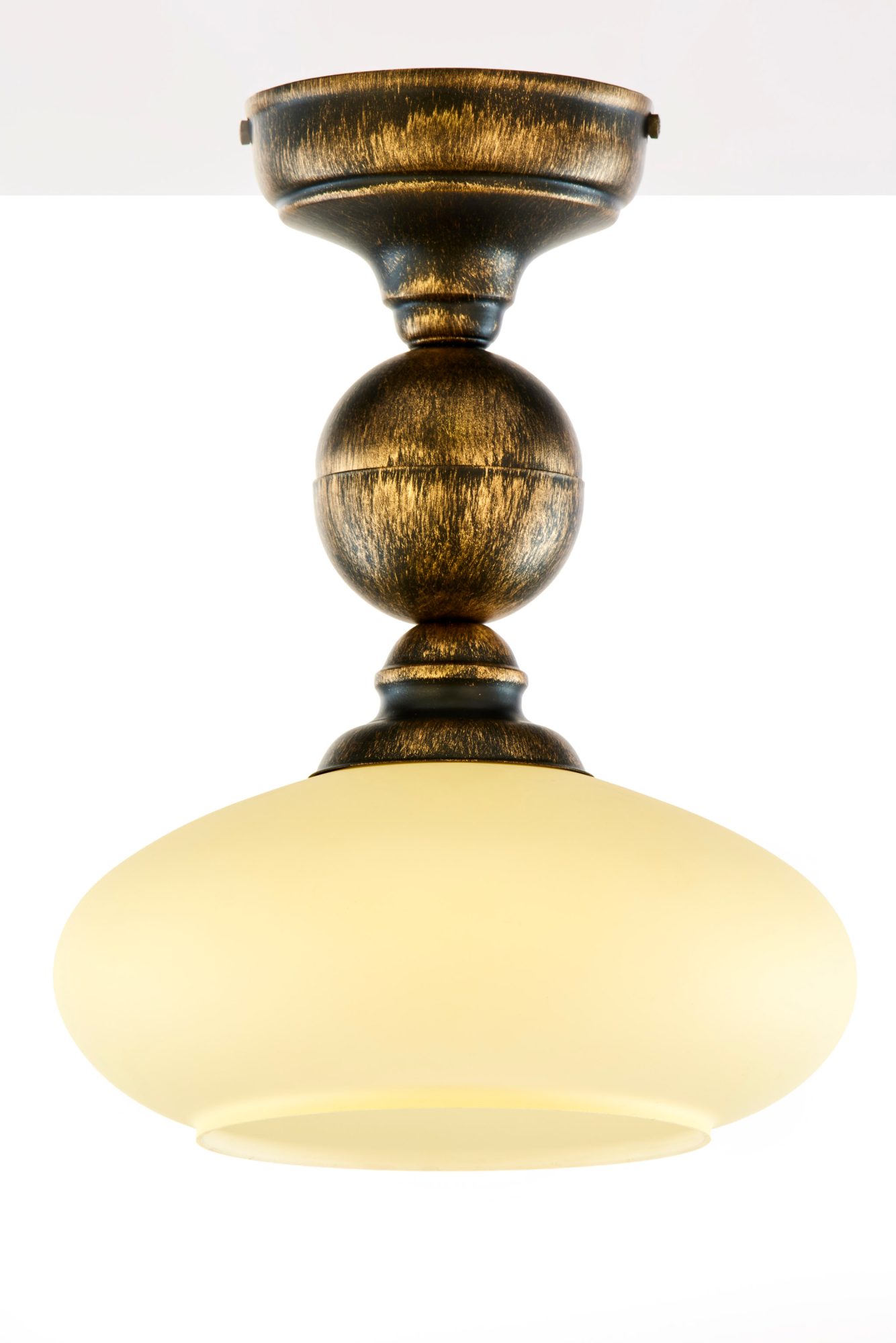 Lampa sufitowa Bolero – klosz z mlecznego szkła widziany od dołu