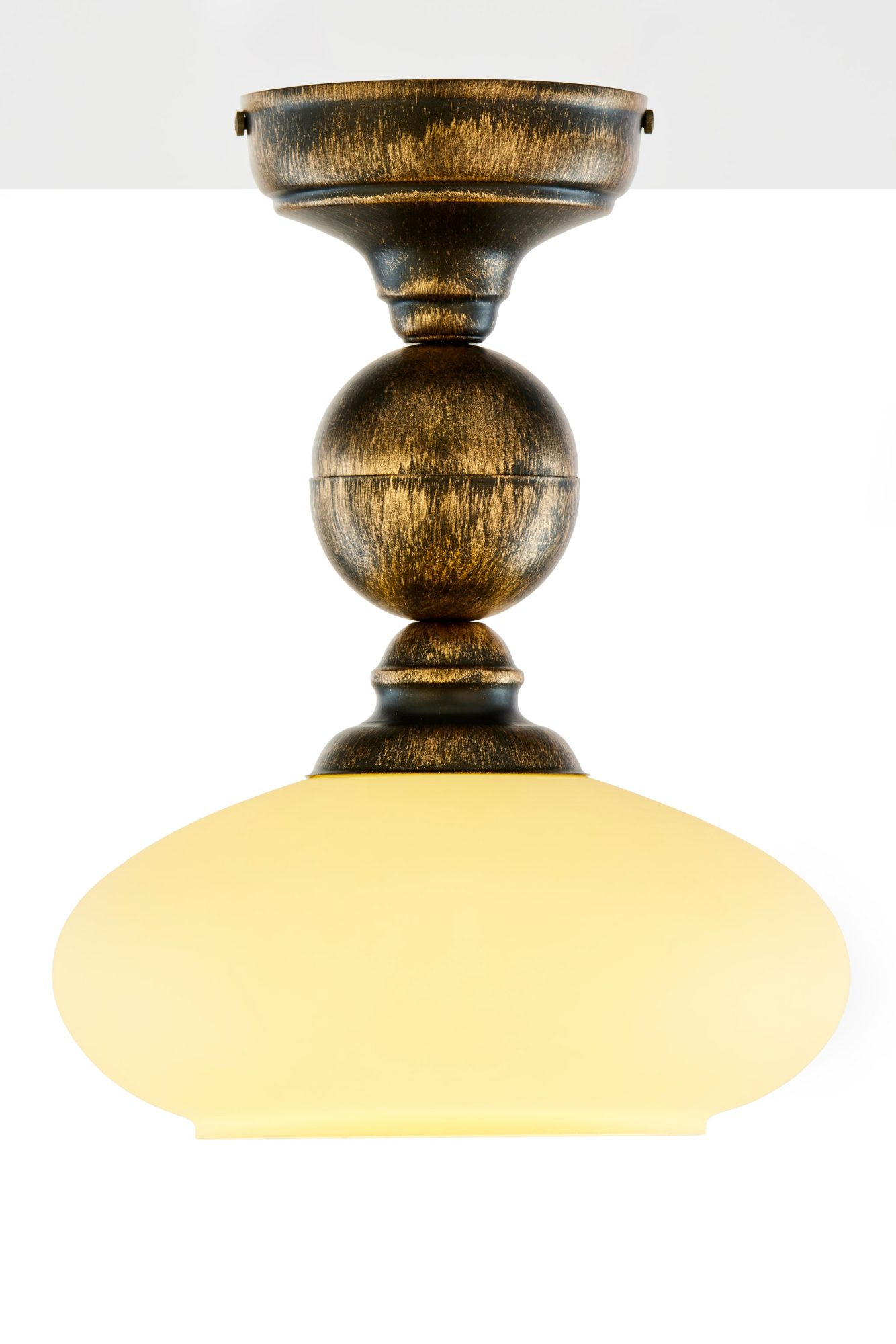 Lampa sufitowa Bolero – widok boczny mlecznego klosza i patynowanego mocowania