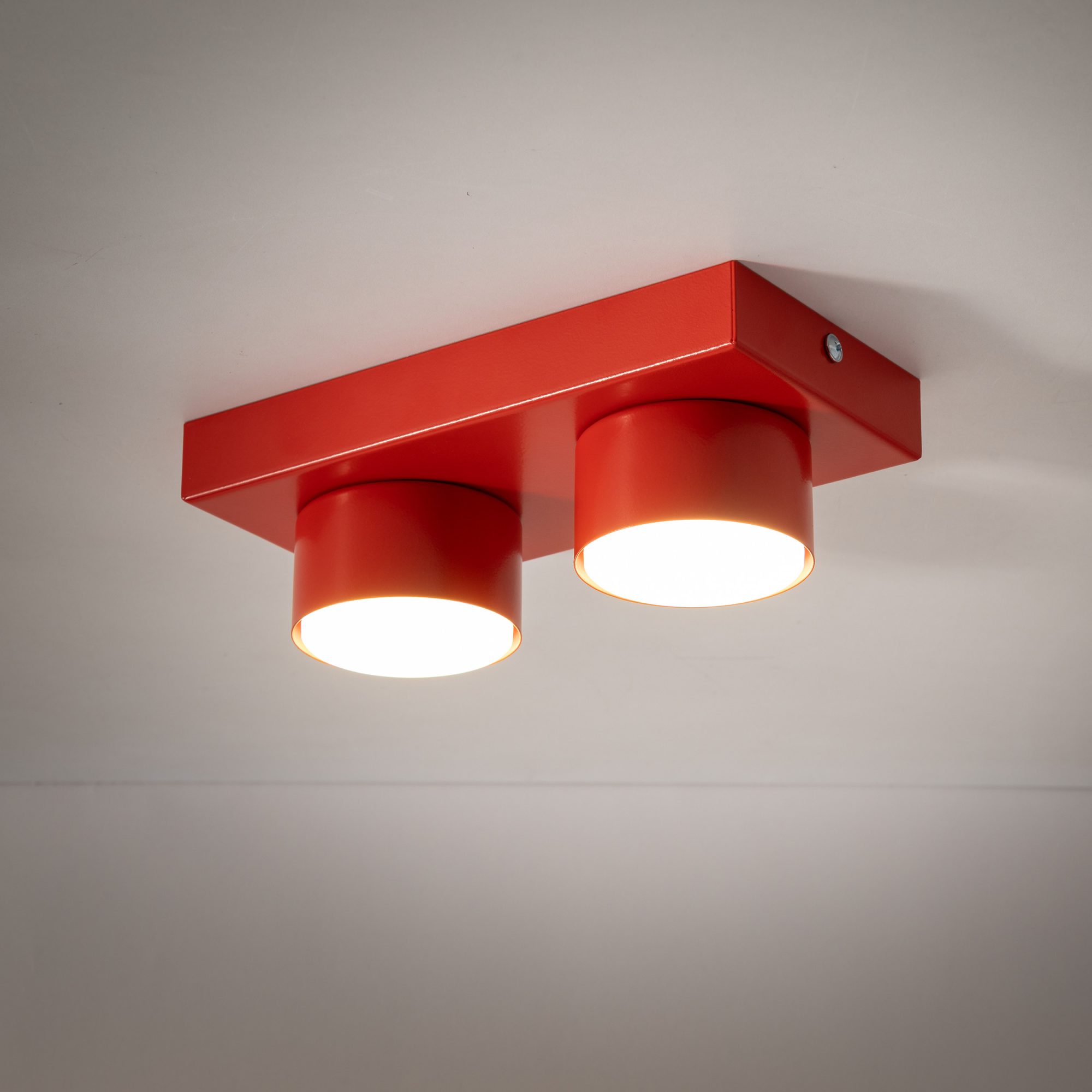Czerwona lampa sufitowa Brix w aranżacji wnętrza