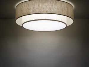 Miniaturka 3 - Lampa sufitowa Calisto w kolorze piaskowego beżu z warstwowym abażurem w aranżacji