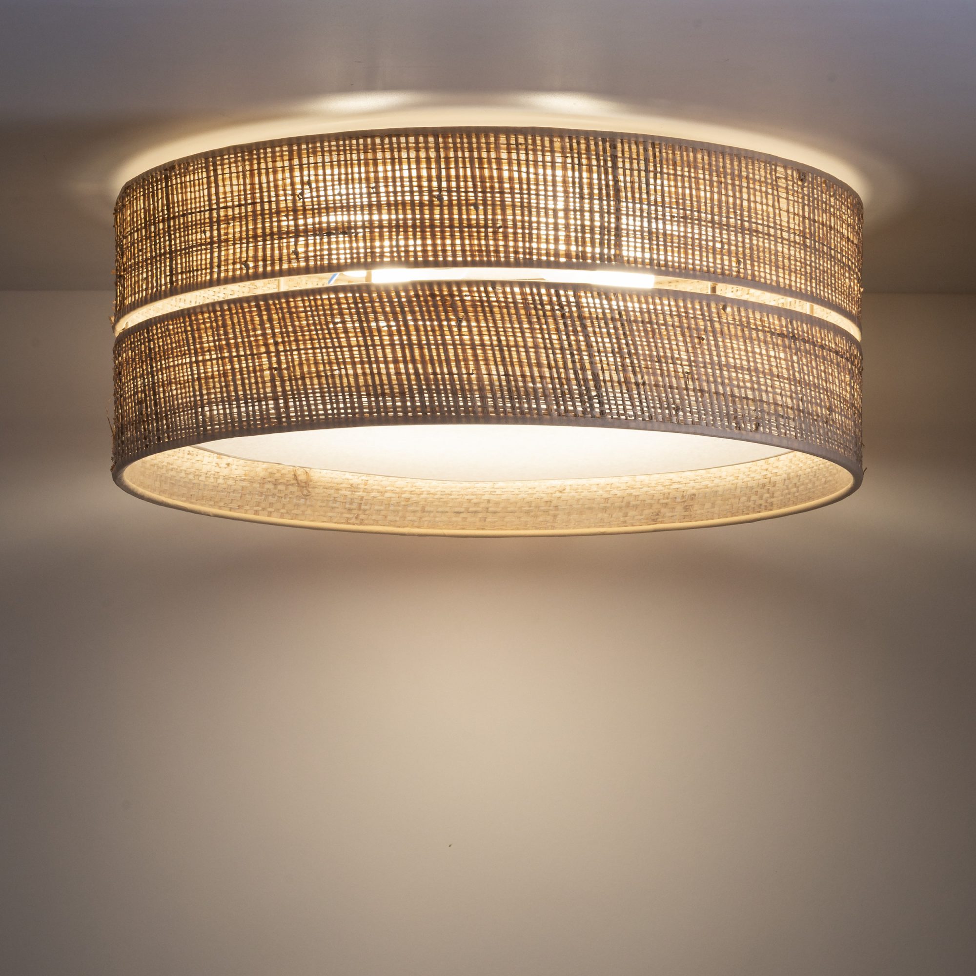 Calma 45 cm, lampa sufitowa z rafią pokazana w aranżacji wnętrza
