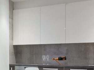 Miniaturka 1 - Szara lampa Celaro z trzema kloszami w aranżacji jasnej jadalni