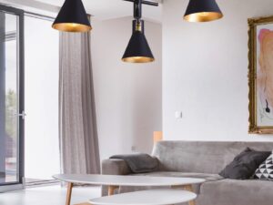 Miniaturka 1 - Trzypunktowa lampa sufitowa Doralia w jasnym salonie