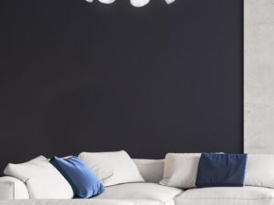 Miniaturka 1 - Ośmiopunktowa lampa sufitowa Evelona nad jasną sofą w salonie