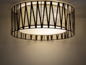 Miniaturka 2 - Lampa sufitowa Harmony z jutowym abażurem i czarnobrązowymi detalami w aranżacji