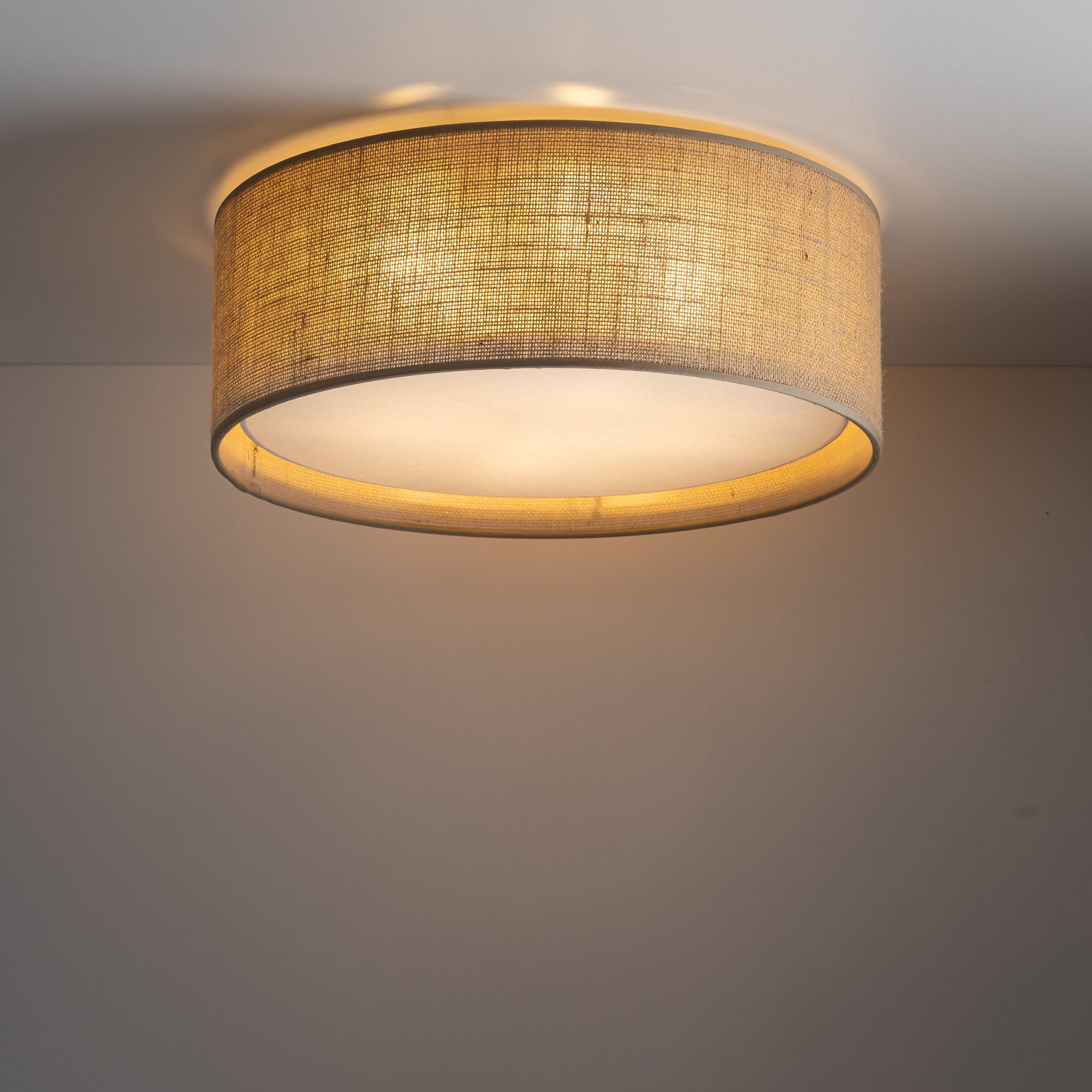 Lampa sufitowa Juta 45 cm w aranżacji pokoju