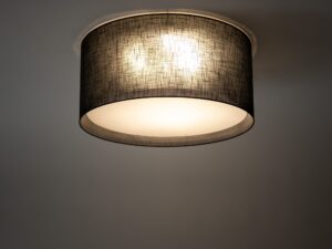 Miniaturka 2 - Lampa sufitowa Largo z czarnym lnianym abażurem w aranżacji wnętrza