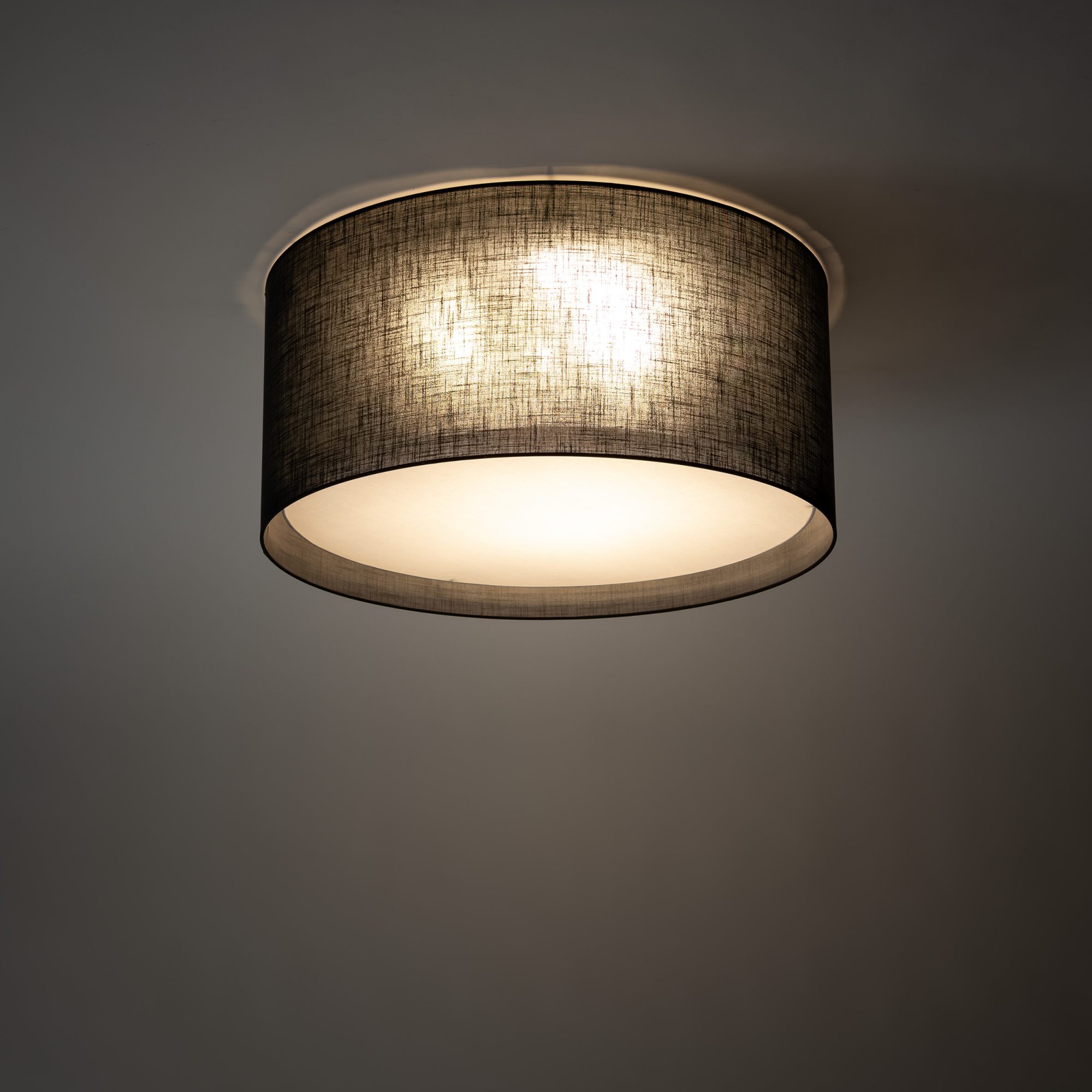 Lampa sufitowa Largo z czarnym lnianym abażurem we wnętrzu
