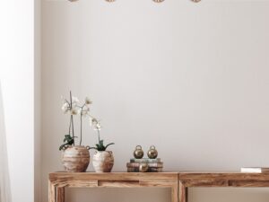 Miniaturka 1 - Lampa sufitowa Laromena z czterema bursztynowymi kulami nad drewnianą konsolą