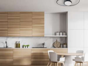 Miniaturka 1 - Lampa Lavotia LED w kuchni z drewnianymi szafkami i stołem