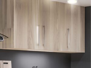 Miniaturka 5 - Biała lampa LED z dekorem drewna na suficie nad kuchnią