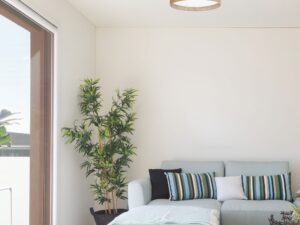 Miniaturka 1 - Lampa sufitowa Linobianco 45 cm z białym i brązowym kloszem w aranżacji wnętrza