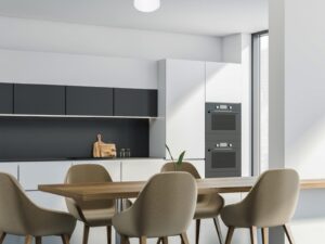Miniaturka 2 - Lampa sufitowa Nevamia z trzema białymi kloszami nad stołem w nowoczesnej jadalni