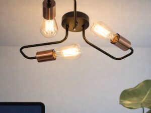 Miniaturka 2 - Trzy świecące żarówki lampy sufitowej Nevimela, detal czarnych ramion