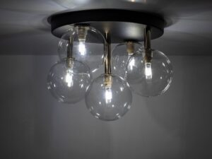 Miniaturka 1 - Lampa sufitowa Nilos z pięcioma przezroczystymi kloszami w aranżacji wnętrza