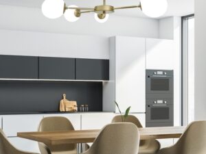 Miniaturka 1 - Czteropunktowa lampa Omorona nad drewnianym stołem w nowoczesnej kuchni