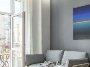 Miniaturka 1 - Lampa sufitowa Oratona z trzema szklanymi kulami w salonie