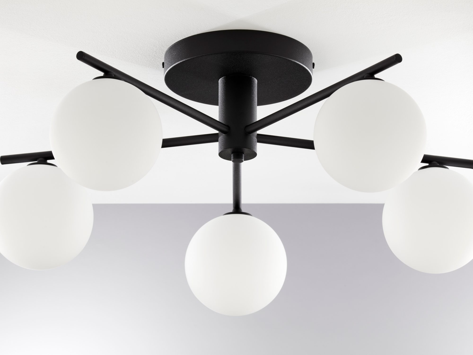 Lampa sufitowa Prato z białymi kulistymi kloszami na czarnym stelażu