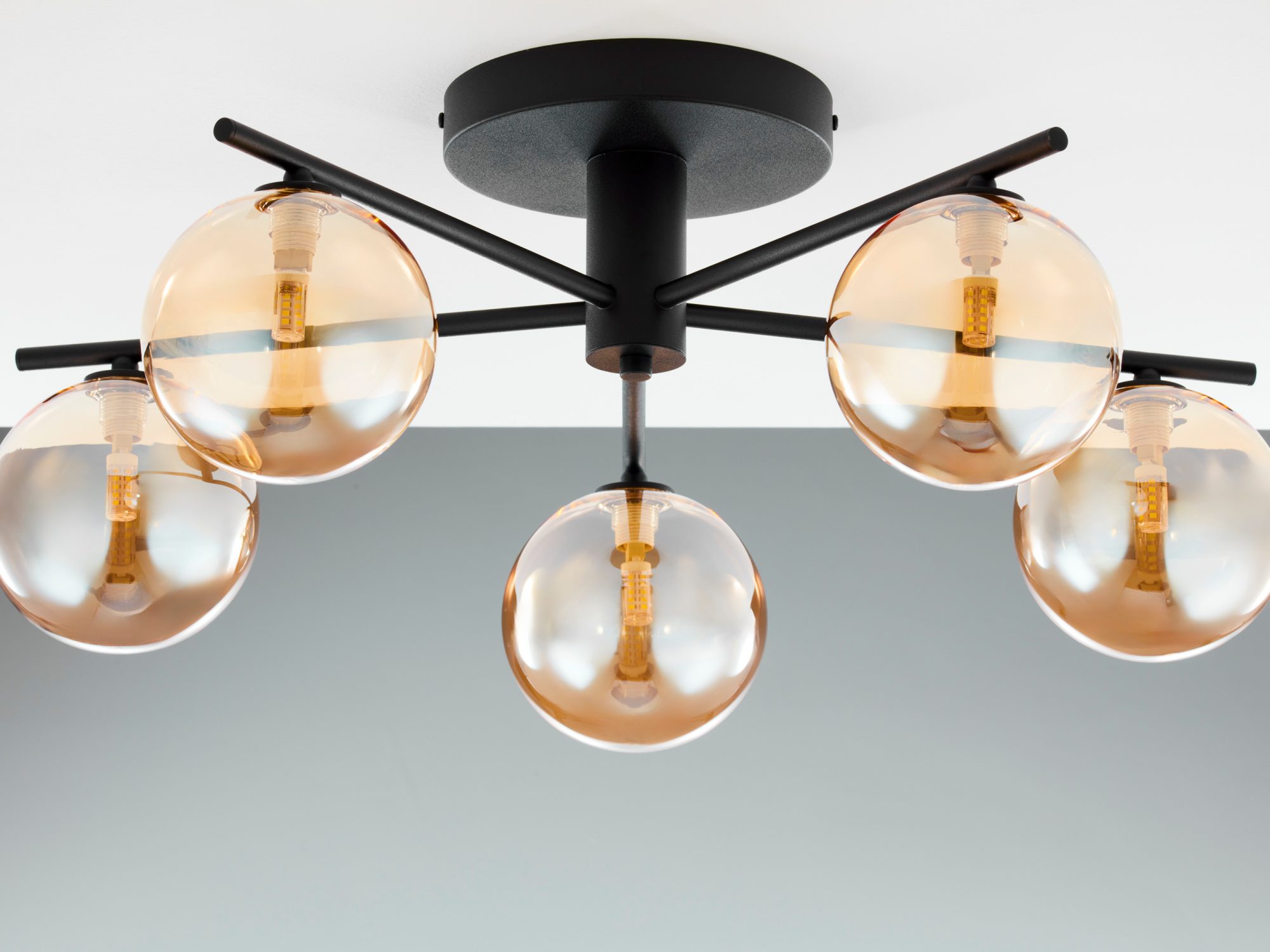 Lampa sufitowa Prato z bursztynowymi kloszami i czarnymi ramionami