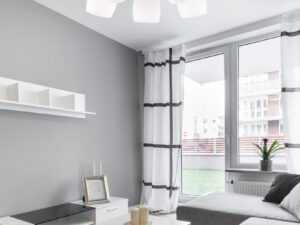Miniaturka 1 - Lampa sufitowa Ralemena w aranżacji jasnego salonu
