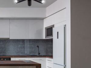 Miniaturka 1 - Czarna lampa sufitowa Ralosia z trzema kloszami w aranżacji wnętrza